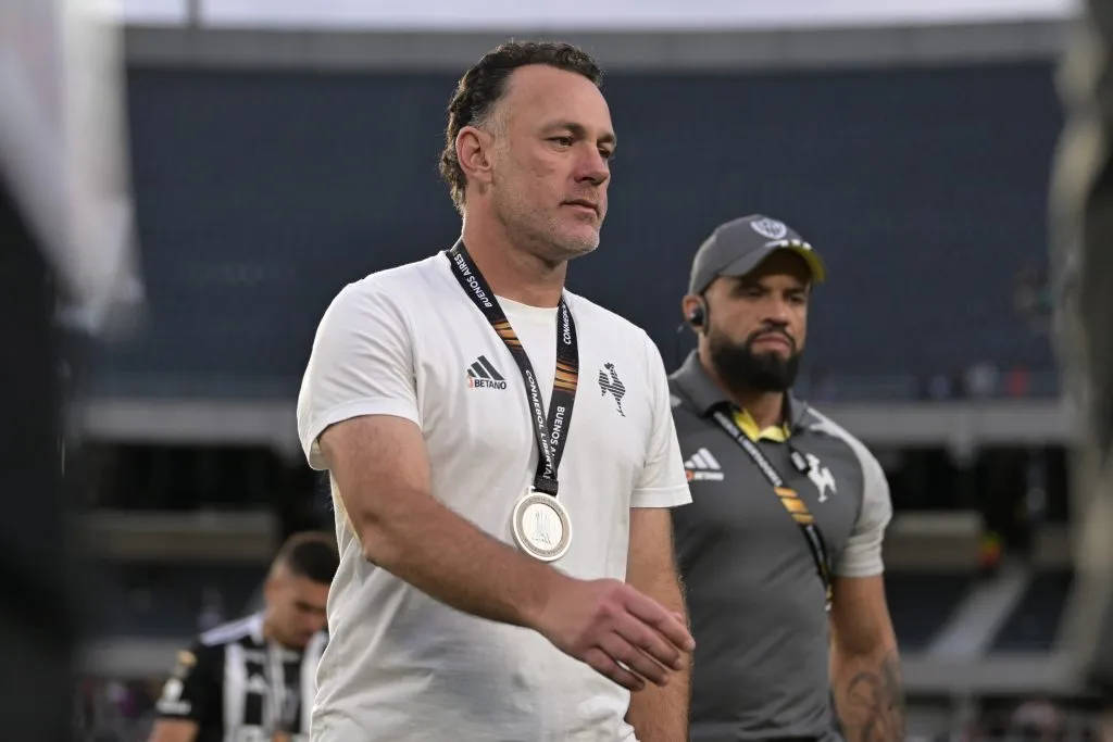 Gabriel Milito con la medalla de subcampeón en la Copa Libertadores 2024. (Marcelo Endelli/Getty Images).