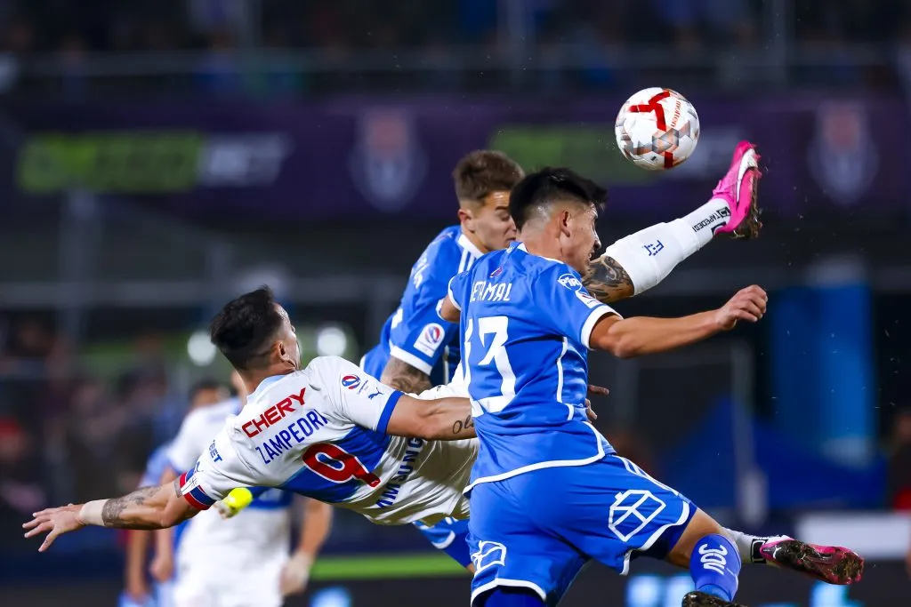 Fernando Zampedri sale a buscar la cima de la tabla de goleadores de Católica ante la U en el Clásico Universitario. Foto: Photosport.