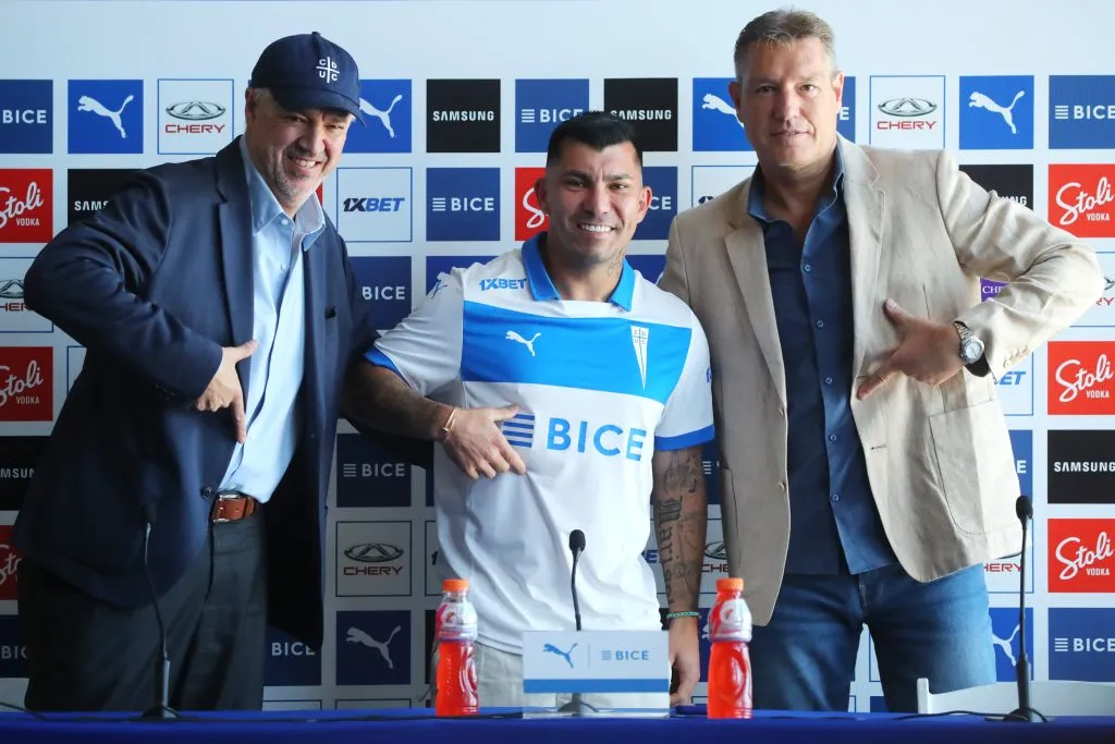 Gary Medel en su presentación por la Católica. El Pitbull es representado por Felicevich. (Jonnathan Oyarzun/Photosport).
