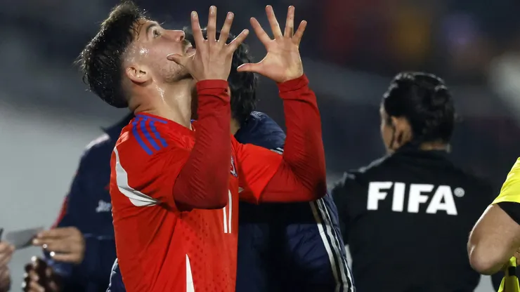 Felipe Loyola en acción con la Roja, donde se ganó un lugar indiscutido en las citaciones.