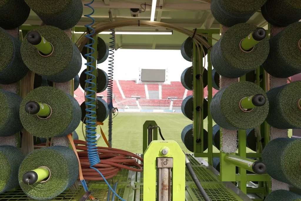 Los trabajos que se realizaron en la cancha del Estadio Nacional. Foto: Carlos Parra – Comunicaciones FFCH