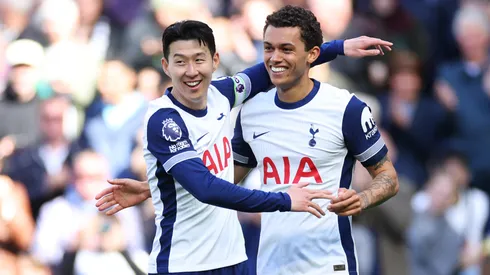 Brennan Johnson y Heung-Min Son festejan uno de los goles de Tottenham en la Premier League.