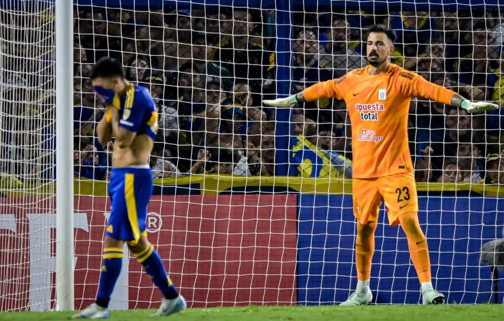 Alan Velasco falló un penal clave en la derrota de Boca ante Alianza Lima en la Libertadores. (Marcelo Endelli/Getty Images).