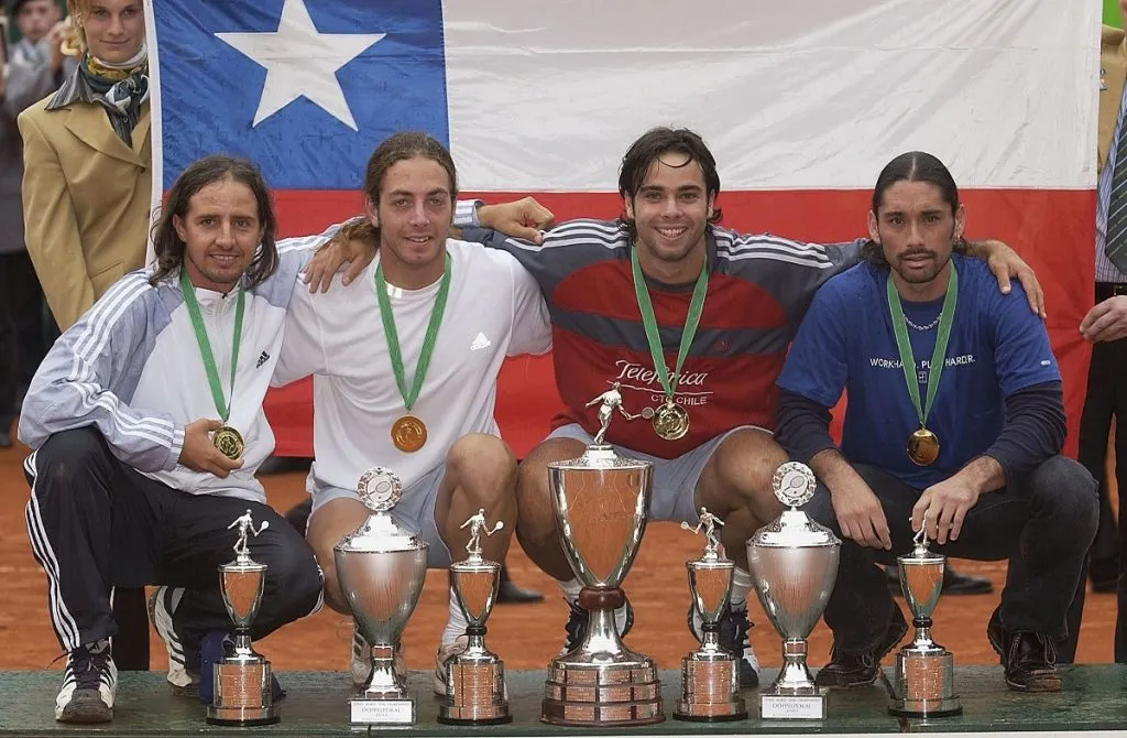 El entrenador Horacio de la Peña, Nicolas Massú, Fernando Gonzales y Marcelo Ríos tras ganar la Copa Mundial por Equipos en 2003 (Getty images).