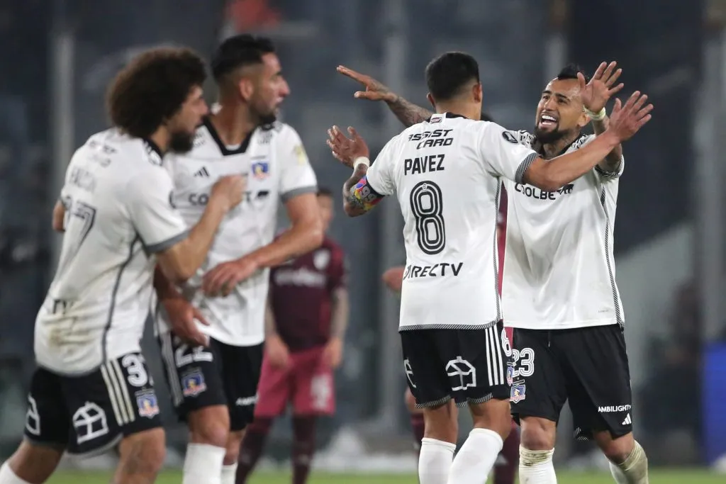 Arturo Vidal y Esteban Pavez abrazados ante River Plate. (Jonnathan Oyarzun/Photosport).