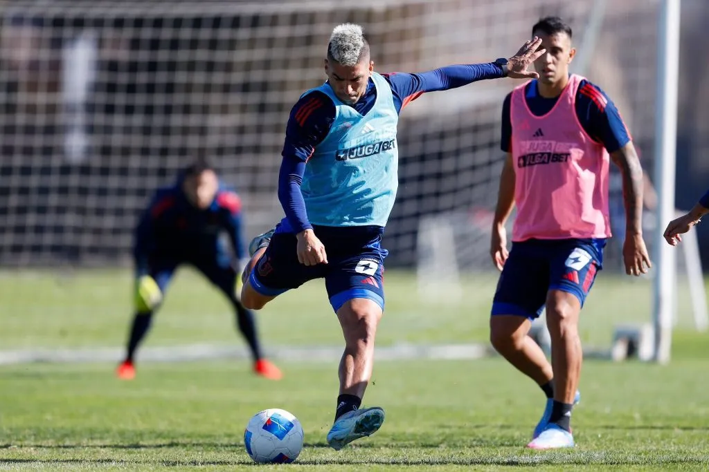 Leandro Fernández no logra convencer a Gustavo Álvarez. Foto: U de Chile.
