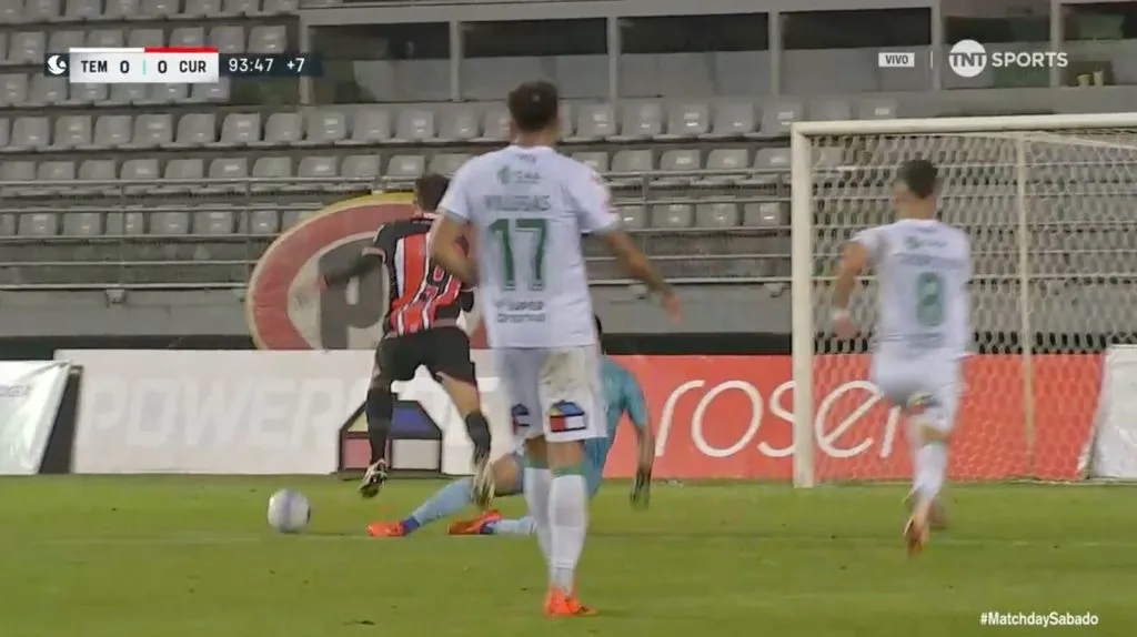 La acción de Degenhardt con Ian Aliaga. (Captura TNT Sports).