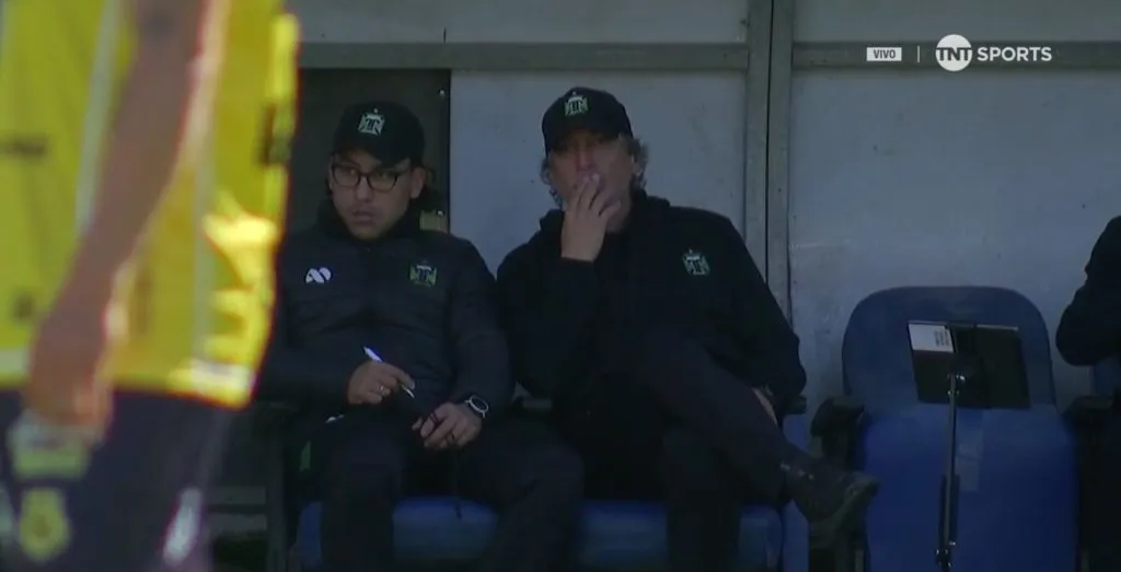 Así quedó Mario Salas y su ayudante Juan Contreras tras la expulsión de Gabriel Degenhardt. (Captura TNT Sports).