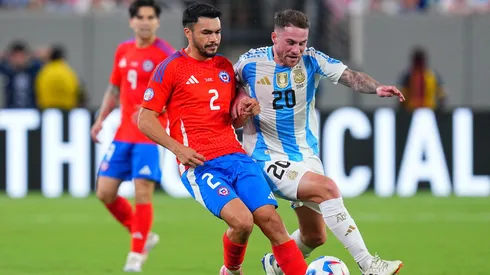 Gabriel Suazo en la Copa América 2024 ante Alexis Mac Allister.