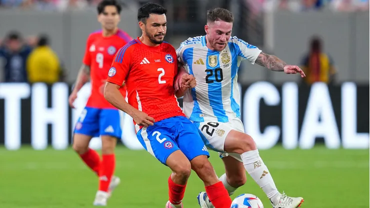 Gabriel Suazo en la Copa América 2024 ante Alexis Mac Allister.