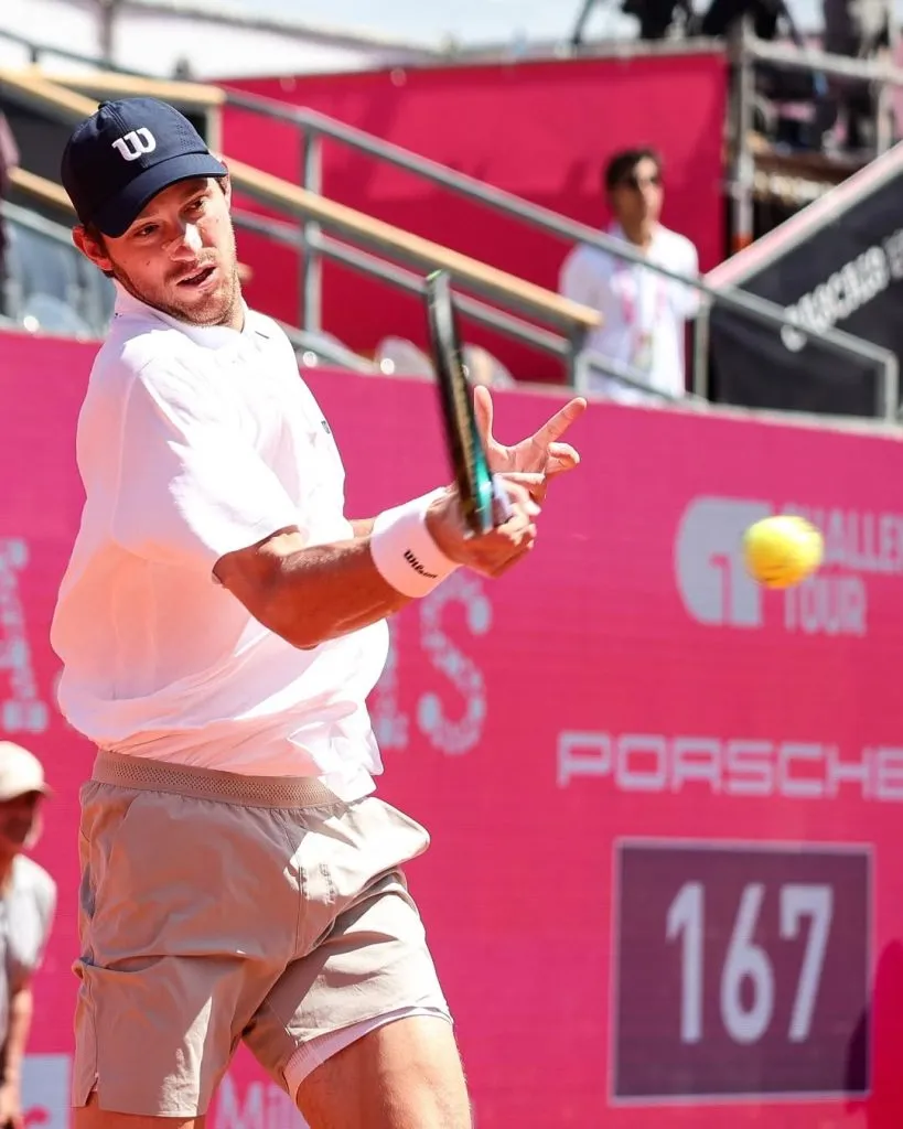 Nicolás Jarry en el partido contra Gastao Elias en el Estoril Open.
