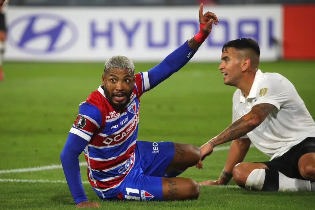 Fortaleza le ganó a Colo Colo sin hacer ningún gol. Foto: Jonnathan Oyarzun/Photosport