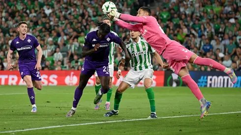 El arquero Fran Vieites, clave en triunfo de Betis en Conference League.