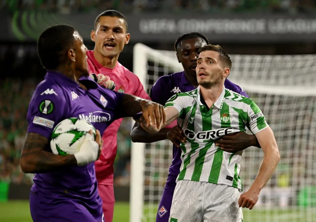 El arquero Fran Vieites fue clave en victoria del Betis por Conference League (Getty Images)