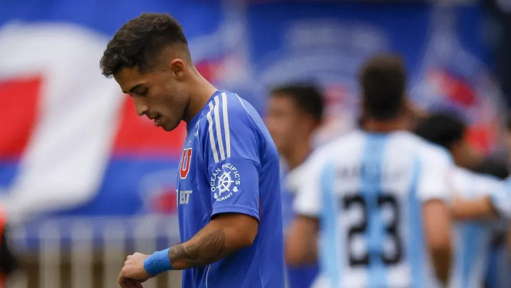 Walter Montillo le prestó ropa a Lucas Assadi por no ser considerado en la U. Foto: Photosport.