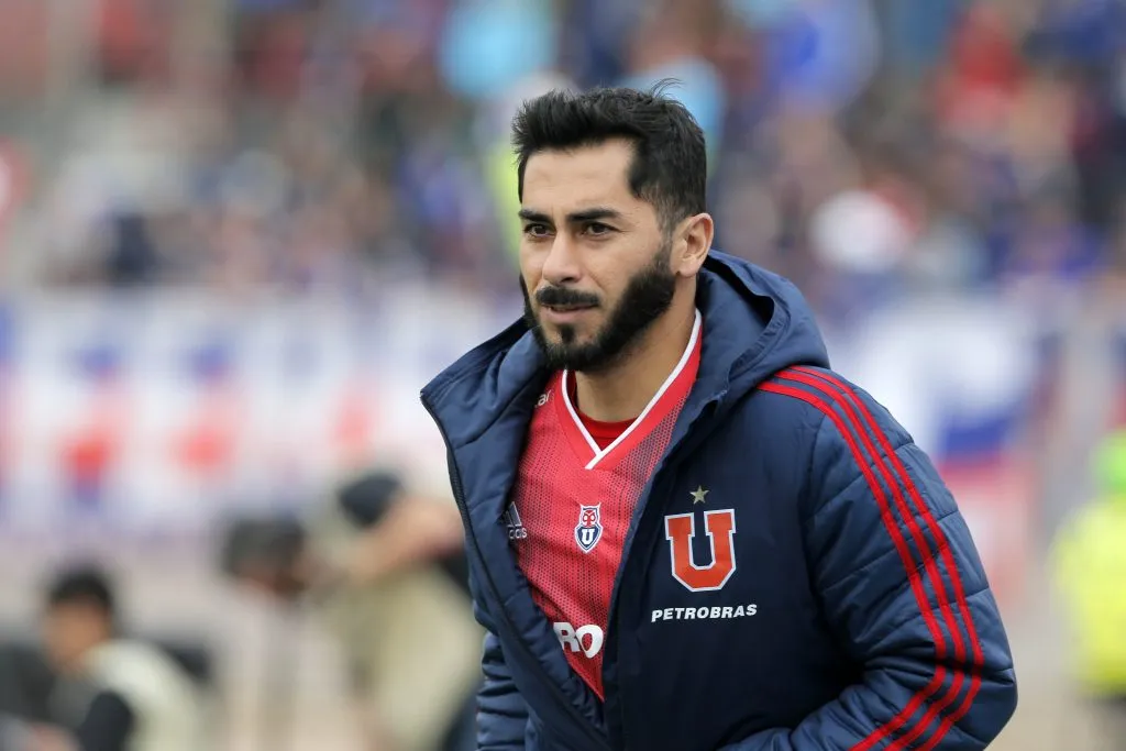 Johnny Herrera jugó las finales de 2005 y 2011 ante la UC. Imagen: Photosport