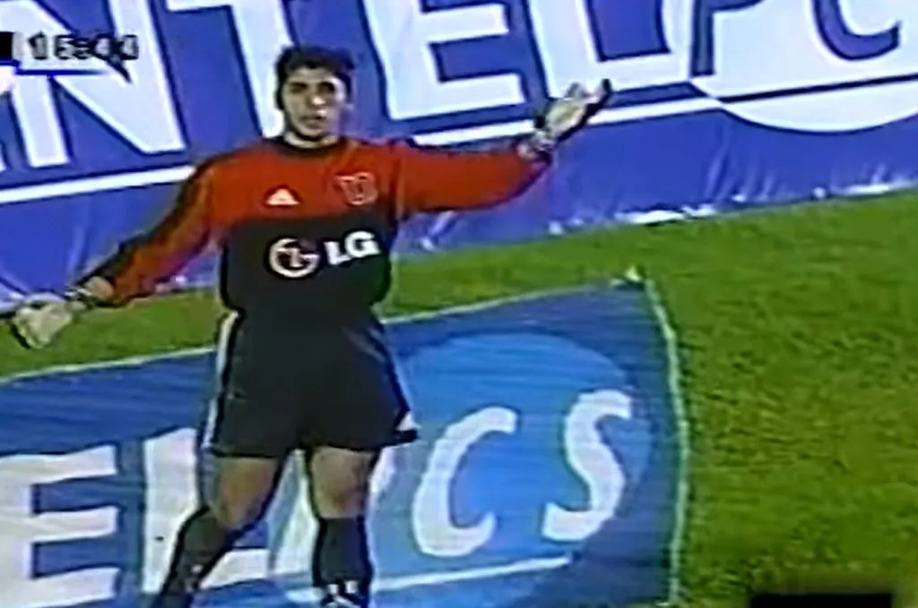 Johnny Herrera el 2001 ante Colo Colo en partido que perdió 5-2