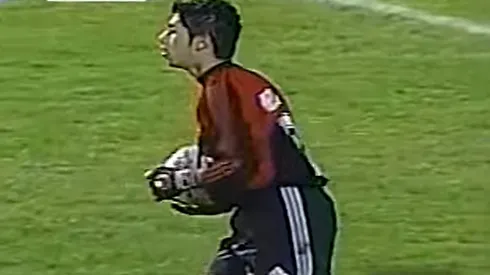 Johnny Herrera ante Colo Colo el año 2001 en una Copa Gato