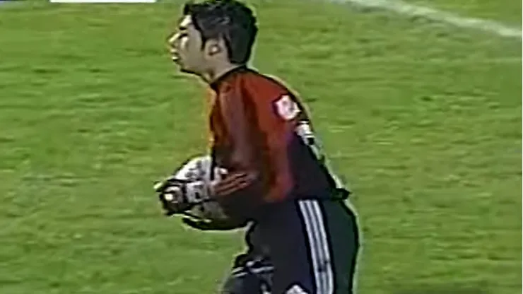 Johnny Herrera ante Colo Colo el año 2001 en una Copa Gato