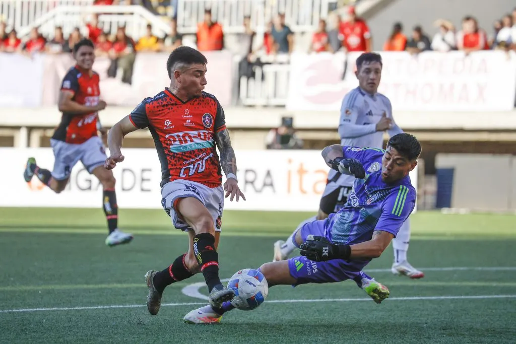 Limache le gana a Colo Colo refregándole en la cara sus errores en los laterales. Foto: Photosport.
