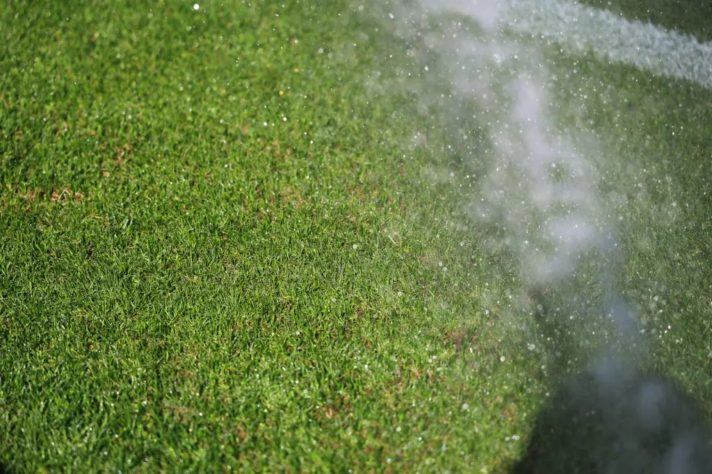 Así se ve de cerca la nueva cancha híbrida del Estadio Nacional. (Fotos: Photosport)