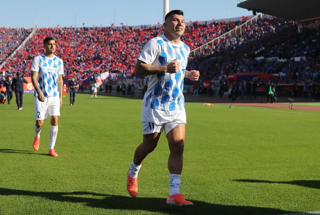 Gary Medel, muy agripado en la previa del Clásico Universitario: el primer tiempo le pasó la cuenta y tuvo que salir.