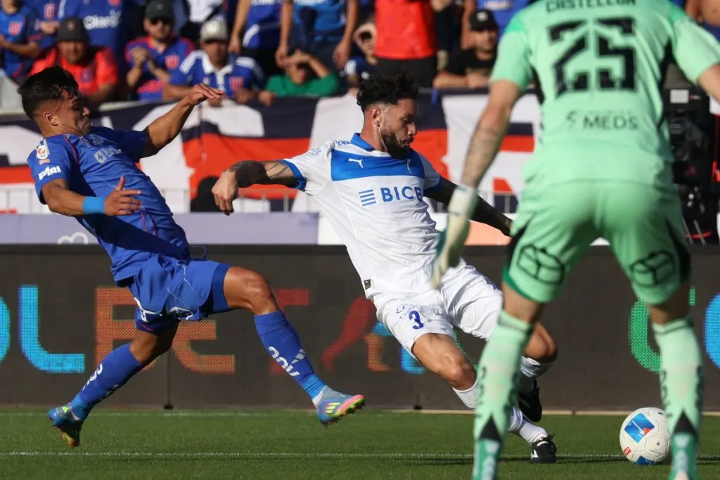 Un áspero Clásico Universitario se jugó en el Nacional | Photosport