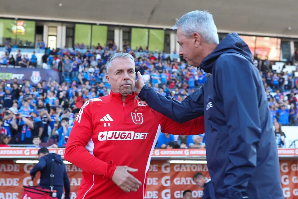 El frío abrazo entre Tiago Nunes y Gustavo Álvarez en el Clásico Universitario | Photosport