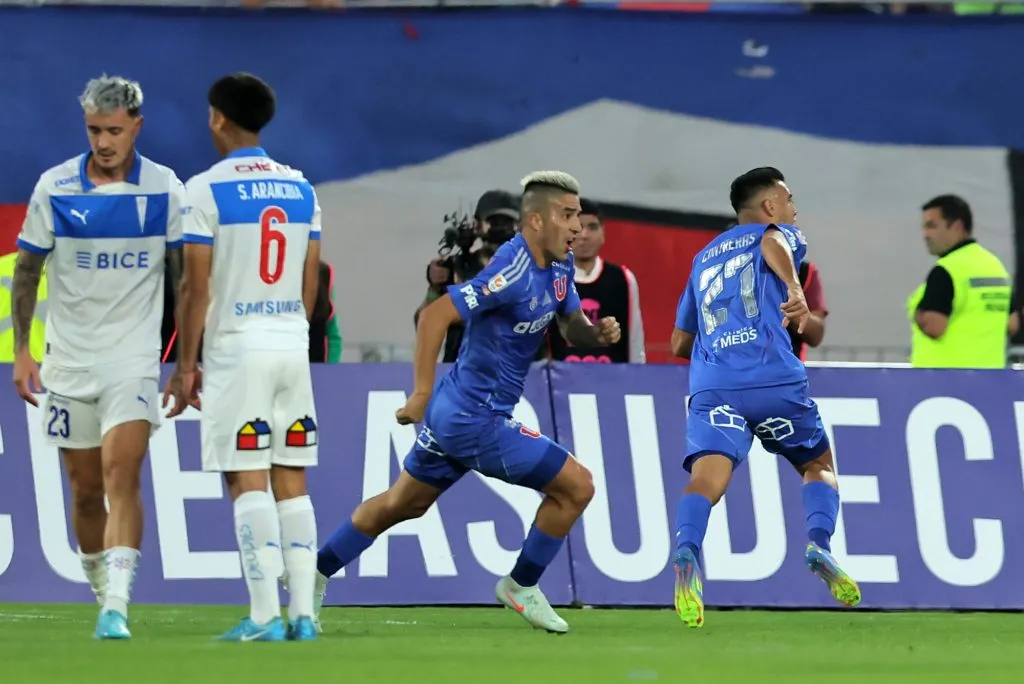 Charles Aránguiz le cedió un penal a Rodrigo Contreras ante La Serena para que encontrara confianza en la U: después el Tucu le marcó a Palestino y ahora hizo el agónico gol del 1-0 contra la Católica.