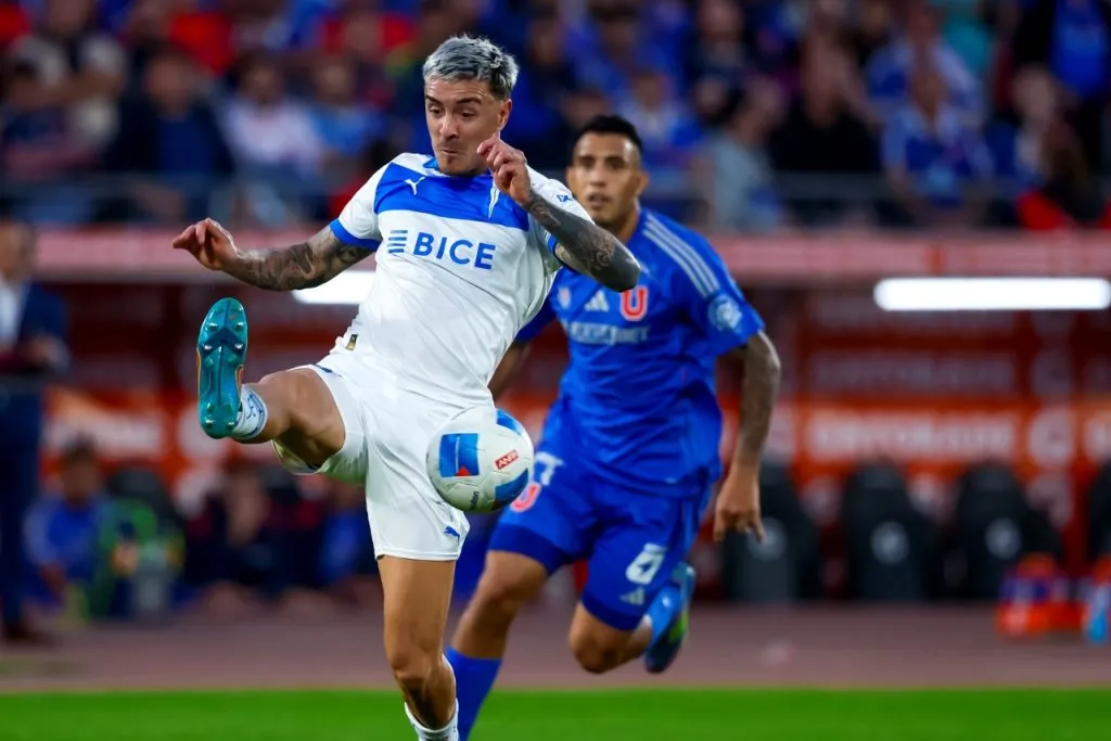 Tomás Asta-Buruaga ingresó en lugar de Gary Medel en la derrota de la UC ante la U (Photosport)