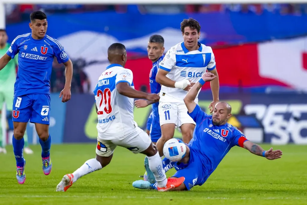 Marcelo Díaz fue un fiero jugador en el Clásico Universitario | Photosport