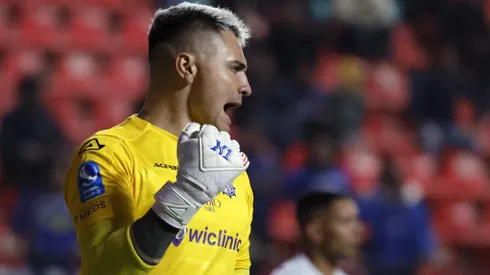 Cristóbal Campos sale adelante a punta de fútbol.