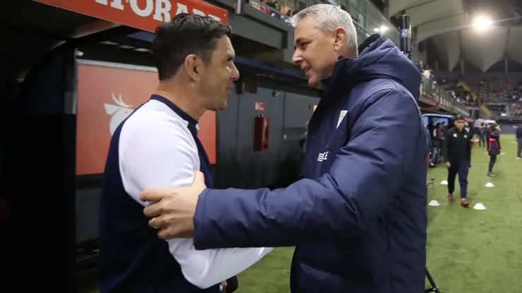 Mauricio Larriera está colgando de su cargo en Everton.