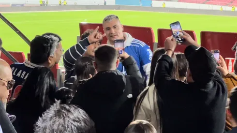 Cristóbal Campos con los hinchas de Universidad de Chile en el Clásico Universitario.