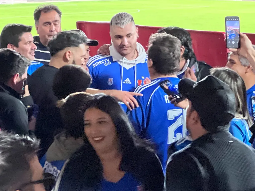 Campitos se quedó 20 minutos después del final del partido tomándose fotos con los hinchas. Foto: Redgol.