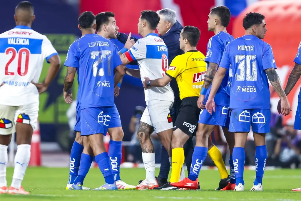 U de Chile le enrostra el triunfo a la UC en el Clásico Universitario. Foto: Pepe Alvujar/Photosport