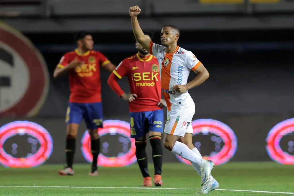 Así celebró César Munder en el césped sintético del Bicentenario La Florida el gol para Cobresal. (Javier Torres/Photosport).
