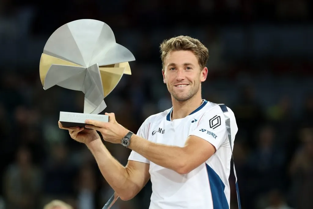 Casper Ruud posa con el trofeo tras su victoria en el 2025 Madrid Open (Getty Images).