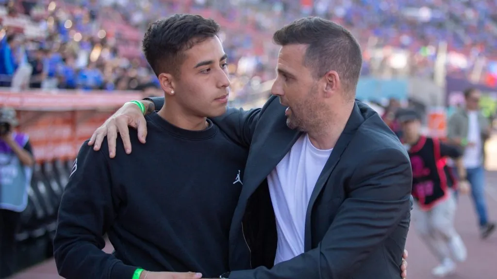 La breve charla de Montillo con Lucas Assadi en la U. Foto: Guillermo Rivas / Emisora Bullanguera.