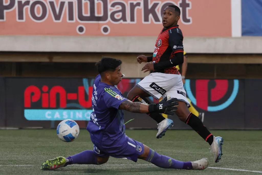 Brayan Cortés fue figura ante Deportes Limache. Acá le tapa una opción clara al venezolano Luis Guerra. (Andres Pina/Photosport).