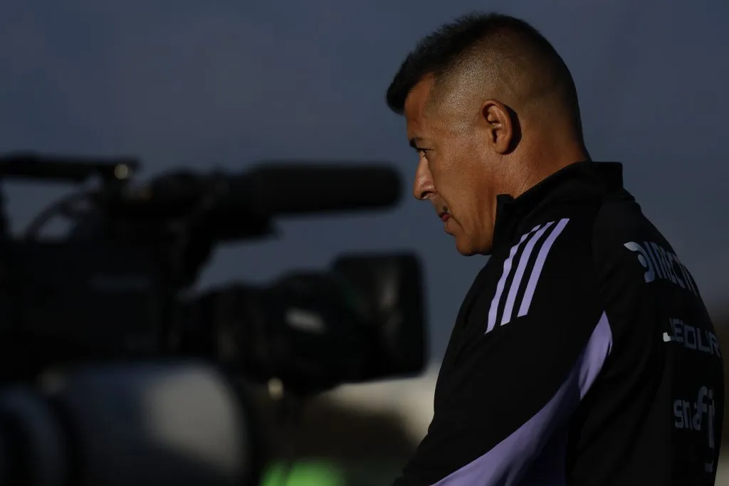 Almirón ha dejado dudas con el inicio de temporada 2025 de Colo Colo. (Andrés Piña/Photosport).