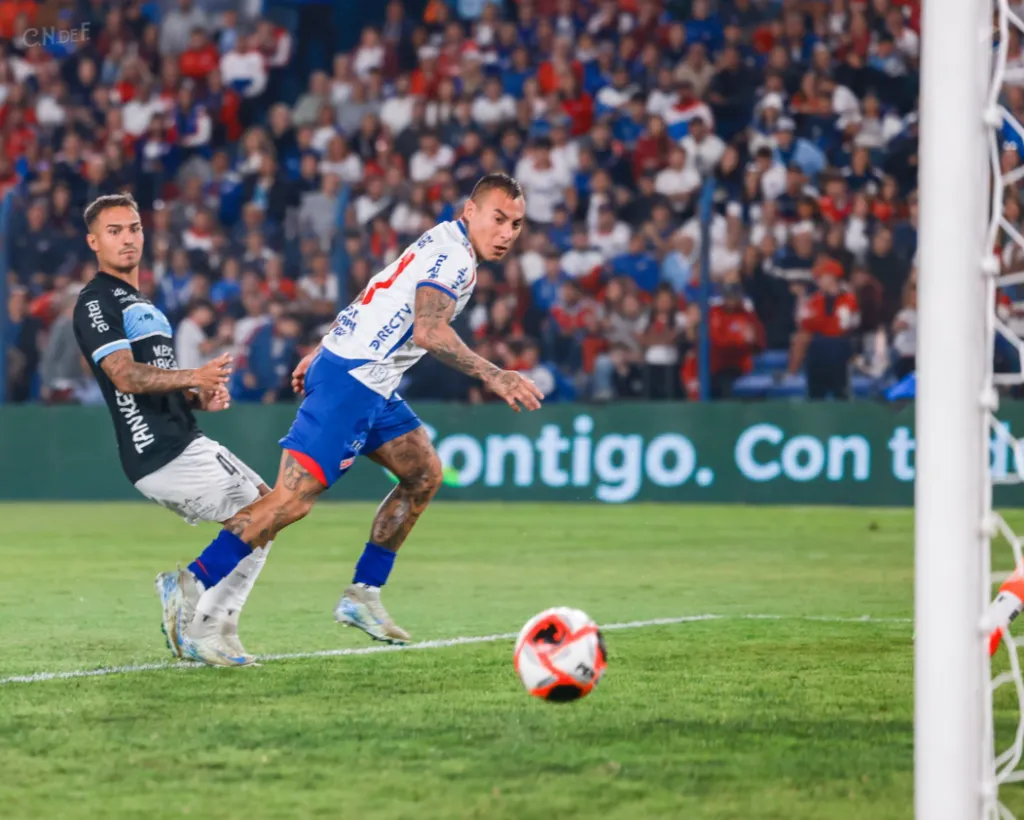 El cabezazo de Eduardo Vargas que significó el 2-0 parcial de Nacional ante Cerro.