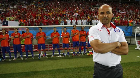 Futbol, Chile v Australia. Mundial de futbol Brasil 2014. El entrenador de la seleccion chilena Jorge Sampaoli mira a sus jugadores durante el partido del grupo B del mundial de futbol de Brasil 2014 contra Australia disputado en el estadio Arena Pantanal de Cuiaba, Brasil. 13/06/2014 Marcelo Hernandez/Photosport********* Football, Chile v Australia. 2014 FIFA World Cup Brazil. Chile's head coach Jorge Sampaoli looks during the 2014 FIFA World Cup Brazil Group B against Australia held at the Arena Pantanal stadium in Cuiaba, Brazil. 13/06/2014 Marcelo Hernandez/Photosport