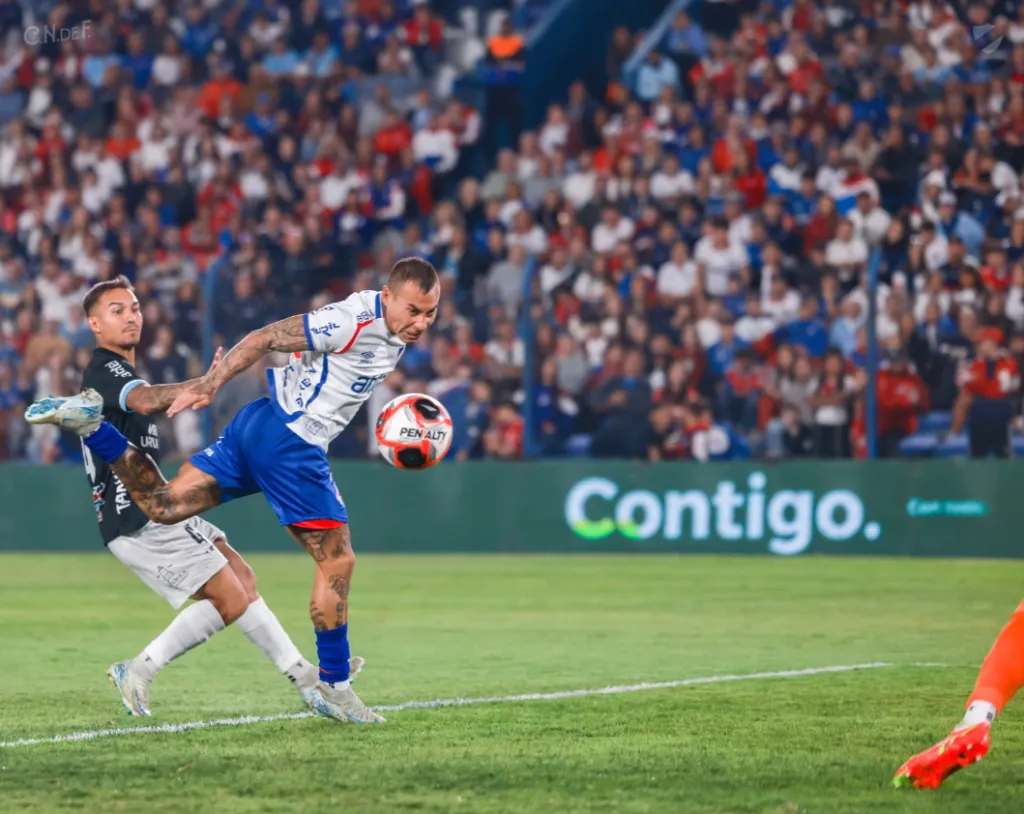 Otra imagen del gran cabezazo de Eduardo Vargas. (Foto: Nacional).