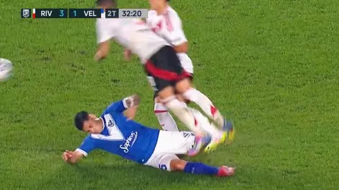 Este volante chileno entró en el descanso ante River y se ganó tarjeta amarilla.
