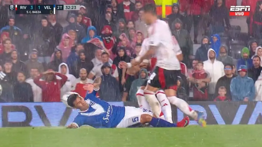 Otra imagen de la patada doble de Baeza. (Captura ESPN).