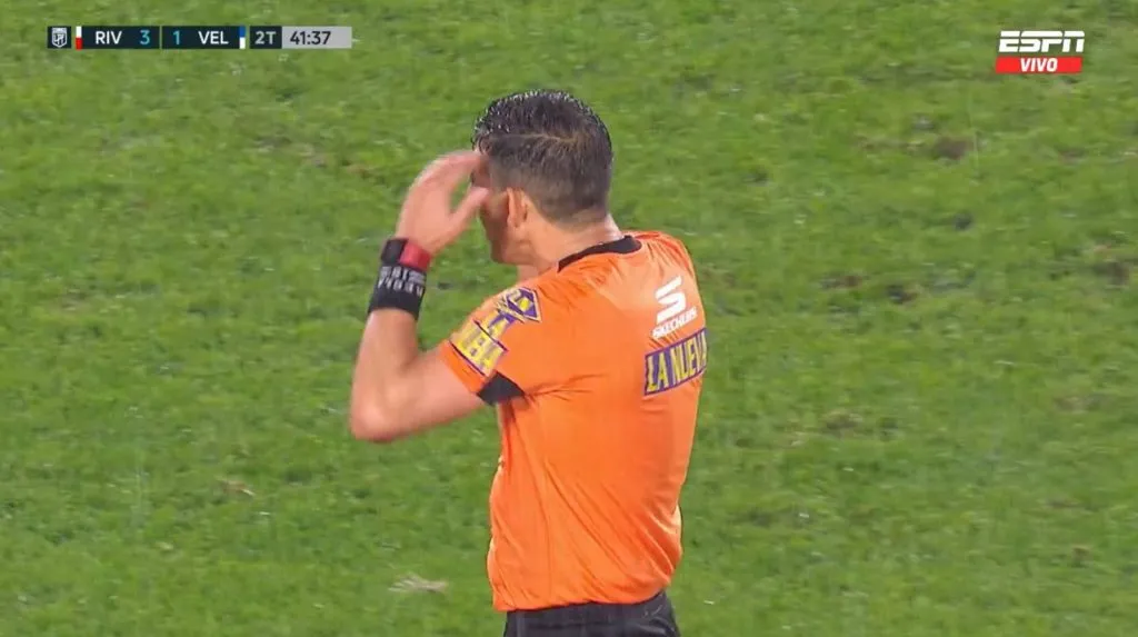 La señal de Merlos para el chileno Baeza. (Captura ESPN).