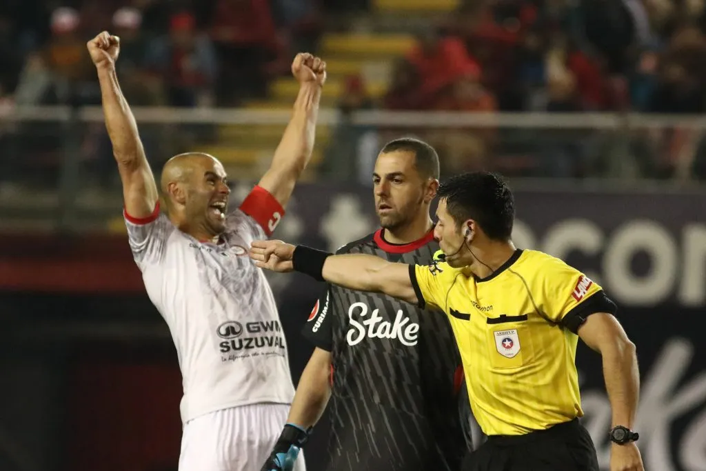 Así fue el festejo de Sebastián Sáez en Chillán ante la mirada incrédula de Nicola Pérez. (Mauricio Ulloa/Photosport).