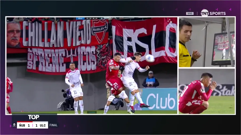 La imagen del VAR para revisar la falta sobre Lorenzo Reyes. (Captura TNT Sports).