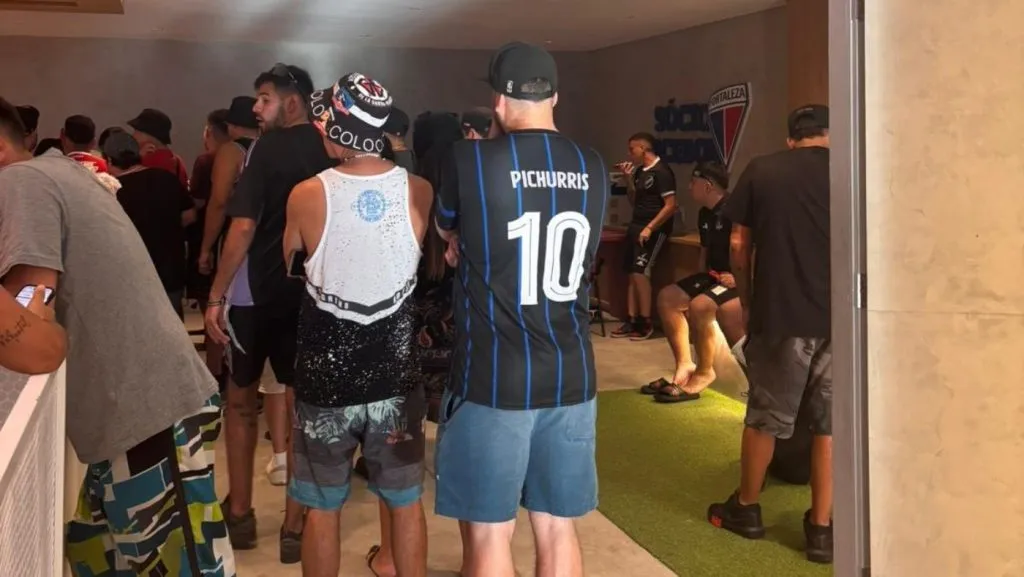 Hinchas de Colo Colo en la sede de Fortaleza